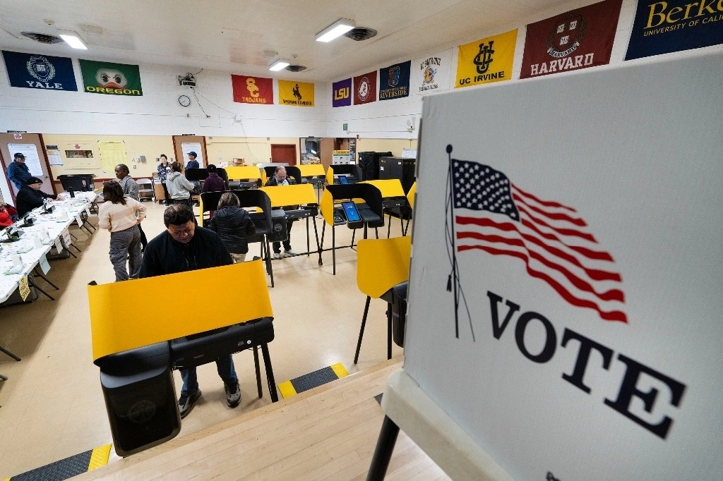 Ciudadanos de EU salen a votar en 16 estados durante el Supermartes