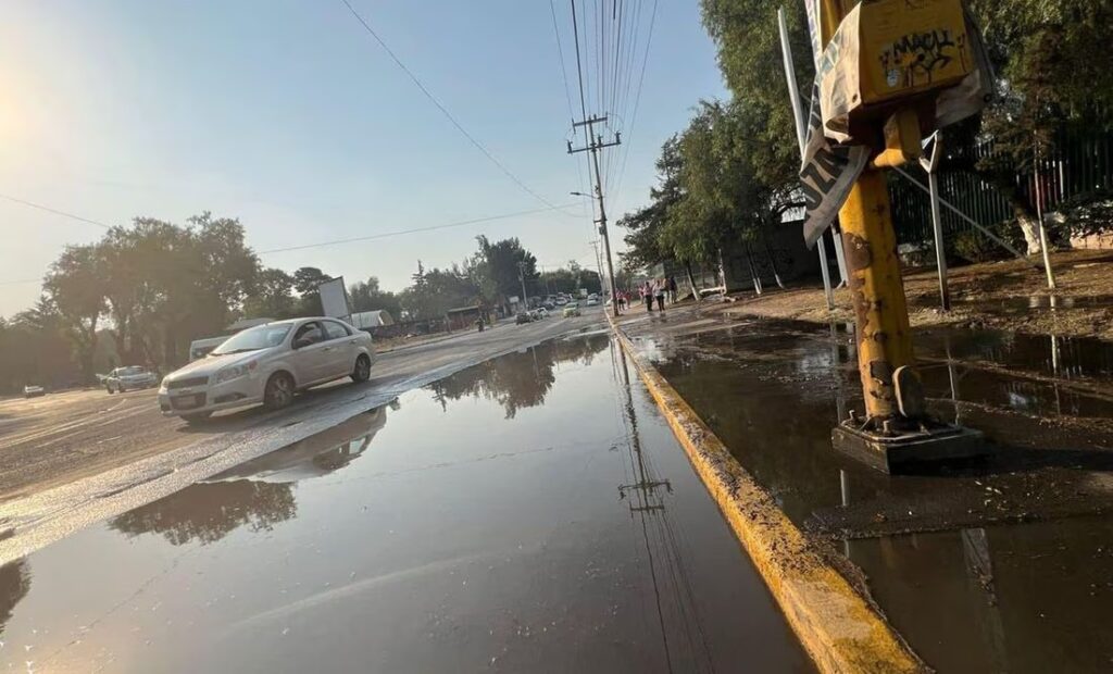 Empresa provoca fuga de agua en Cuautitlán Izcalli; autoridades evalúan daños para su reparación