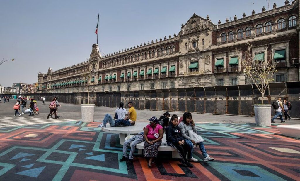 Preparan vallas para blindar Palacio Nacional previo a marcha del 8M