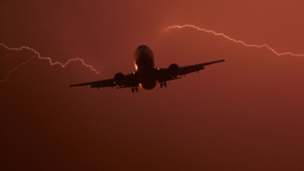 Impactante VIDEO muestra cómo un rayo impacta un avión durante pleno vuelo