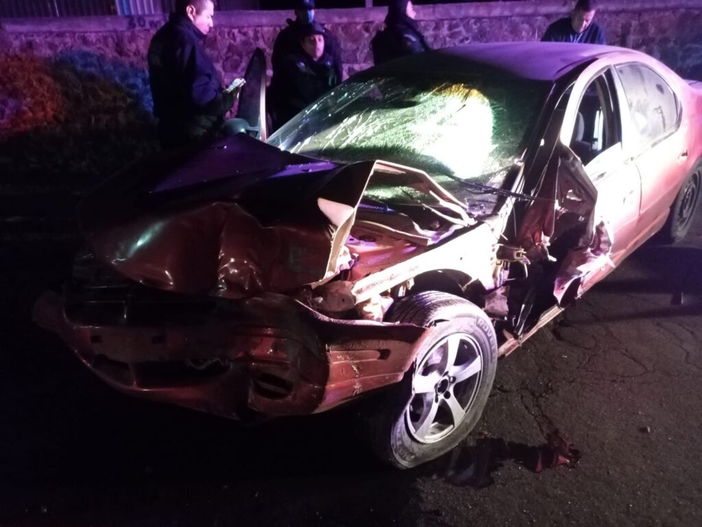Grave quedó tras accidentarse en su vehículo