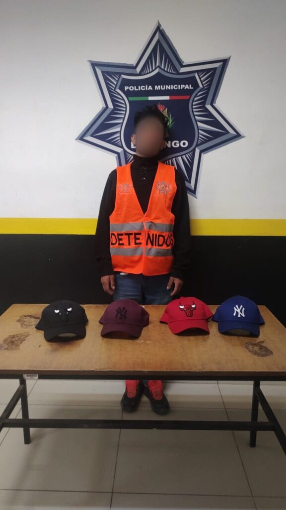 Quería apantallar a sus amigos con gorras nuevas, pero…