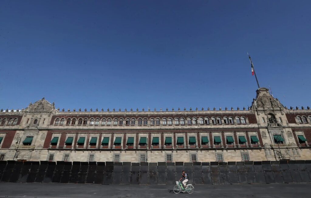 ¡Siguen las vallas! Palacio Nacional amanece totalmente protegido