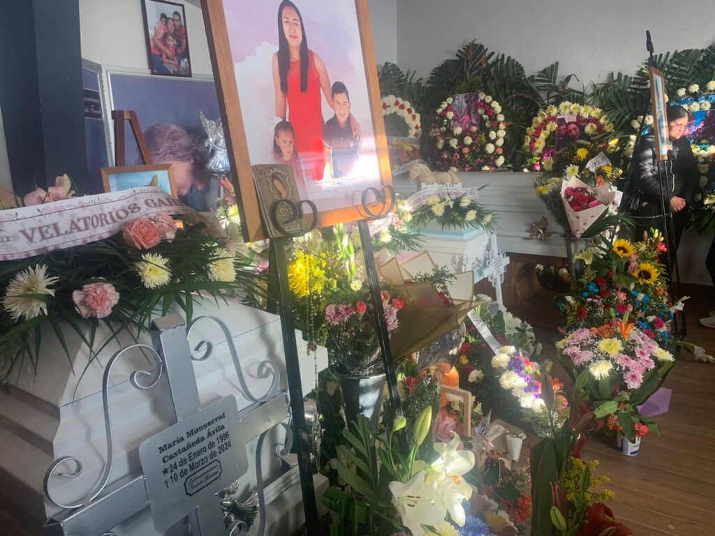 Rinden homenaje en su escuela a hermanitos calcinados