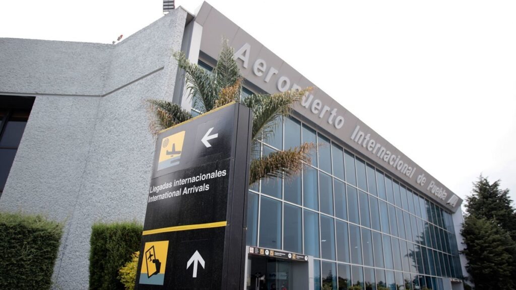 Suspenden operaciones en Aeropuerto de Puebla por caída de ceniza del Popocatépetl