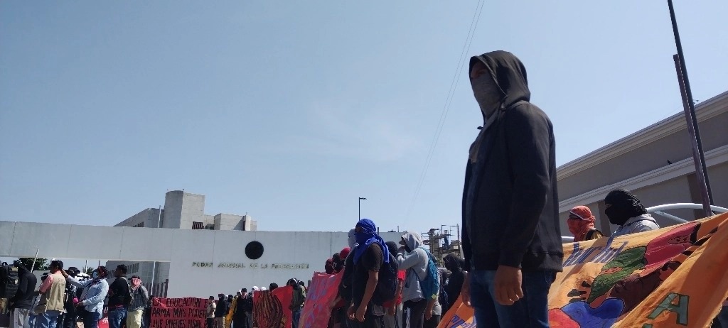 Normalistas de Ayotzinapa protestan frente al PJF en Acapulco por asesinato de Yanqui Gómez
