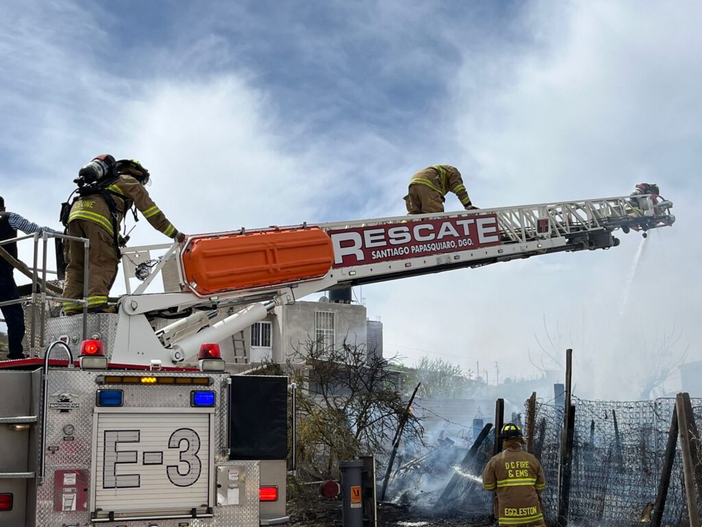 Incendio en predio con ganado y alimento (video)