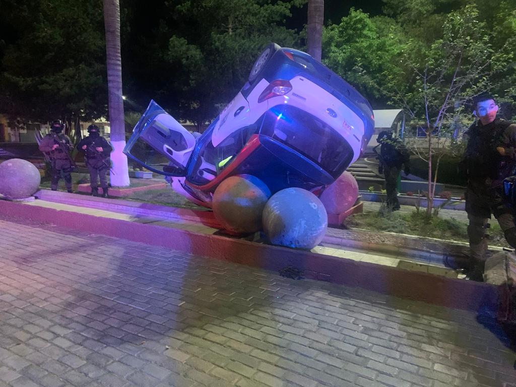 Con las ruedas hacia arriba quedó el taxi (videos)