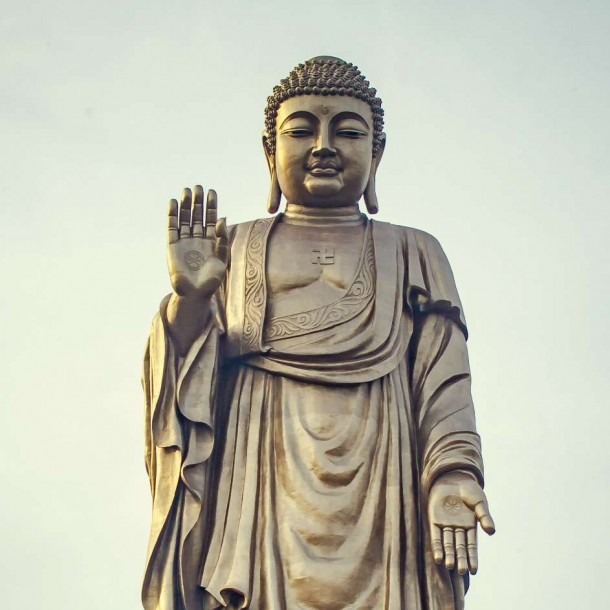 Rompió parte de un templo budista, resbaló y murió con una estatua de Buda
