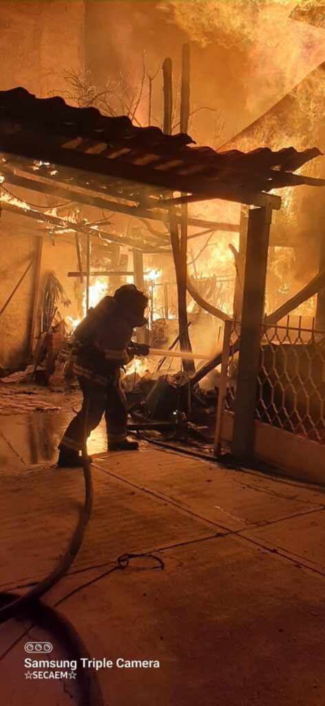 Voraz incendio acabó con una casa