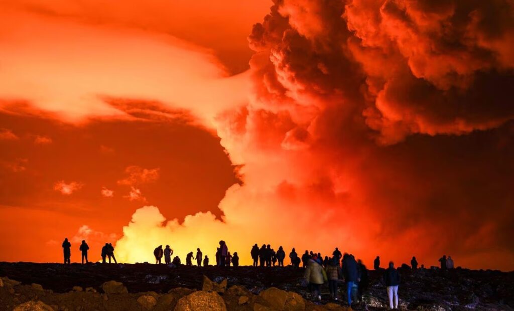 Erupción volcánica en Islandia baja de intensidad pero sigue la emergencia