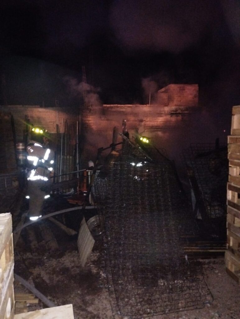 Incendio en fábrica de colchones