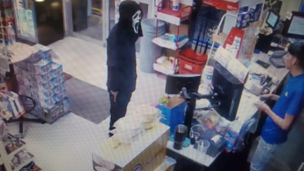 Scream asaltó un OXXO esta madrugada (video)