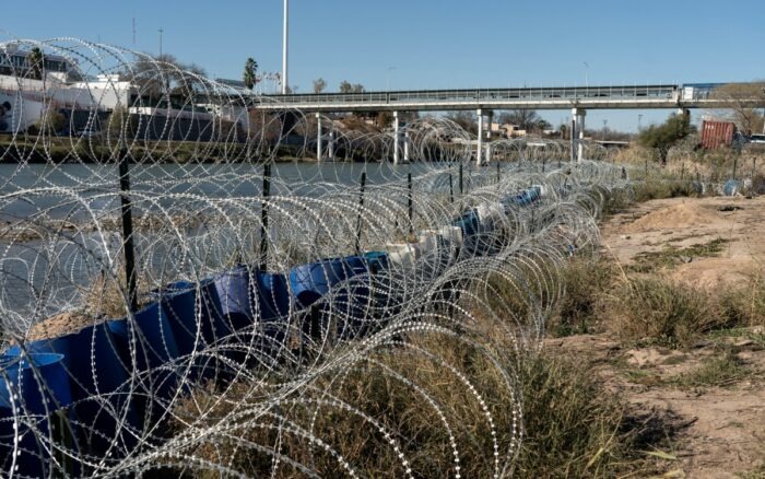 SRE anuncia que México no aceptará repatriaciones de Texas