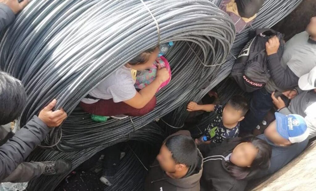 Localizan a grupo de migrantes en rollos de alambre de un tren en México; esto se sabe