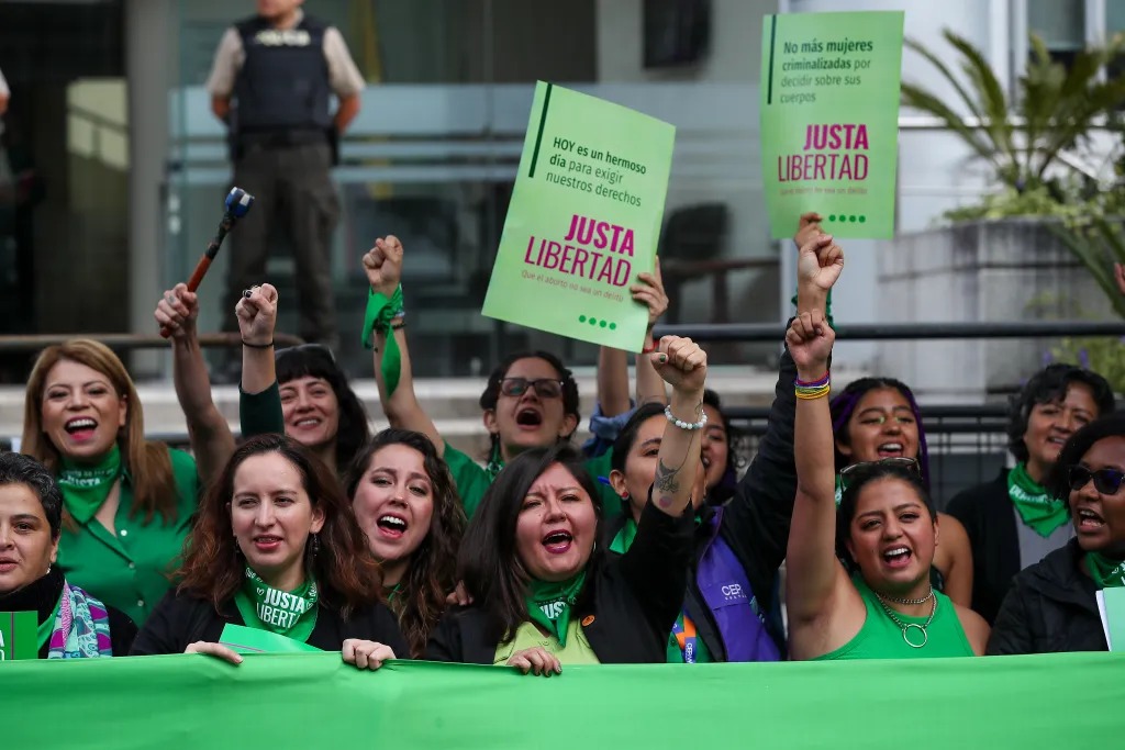 Presentan en la Corte Constitucional de Ecuador una demanda para despenalizar el aborto