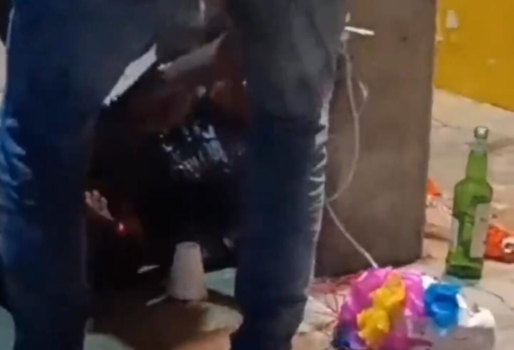 Sujeto orina y prende pirotecnia a mujer trans en Veracruz