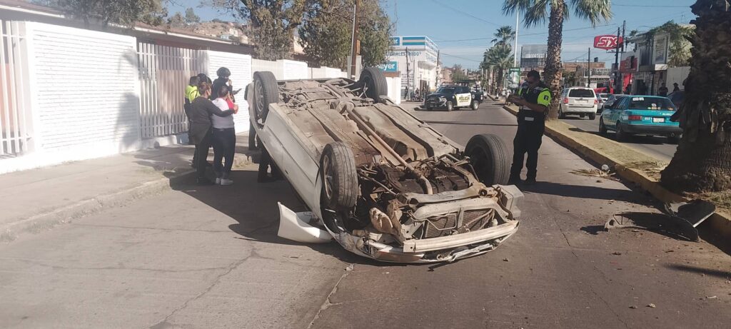 Reportan choque y volcadura de vehículo (video)