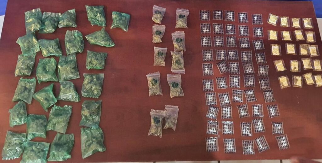 Abandonó más de 100 porciones de droga y escapó
