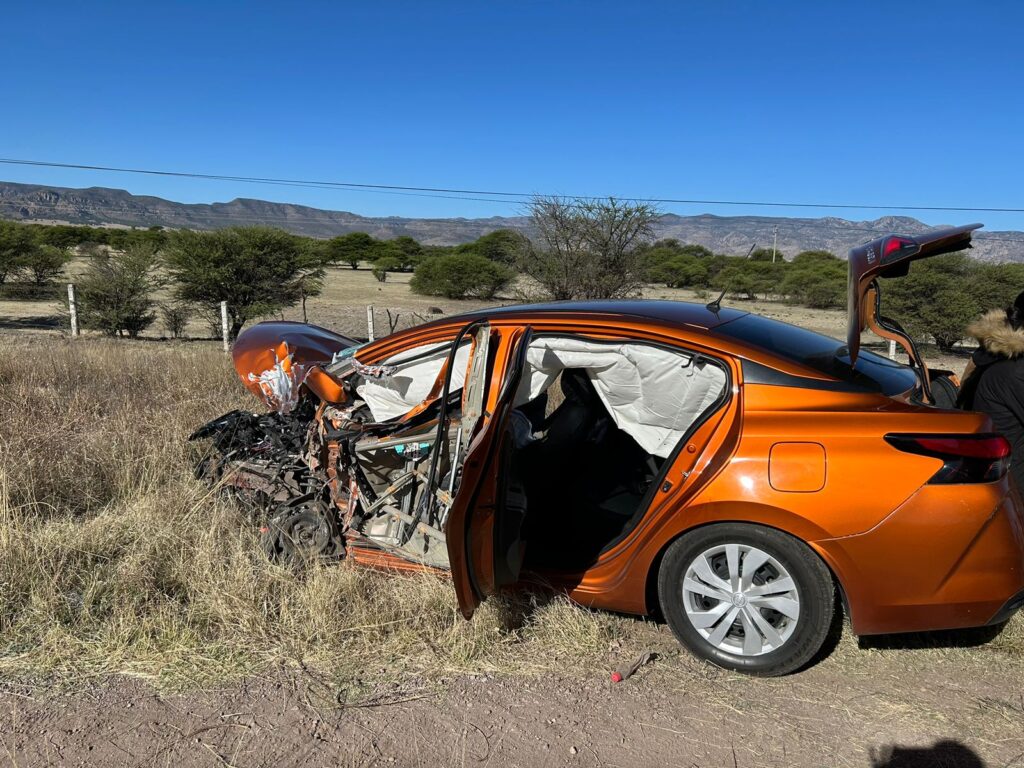 Bache en carretera ocasionó brutal choque