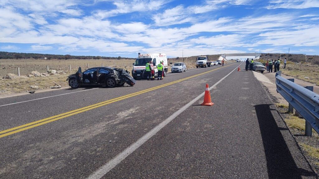 Intentó rebasar y al ver un tráiler provocó accidente