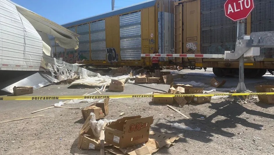 Tractocamión destrozado por el tren