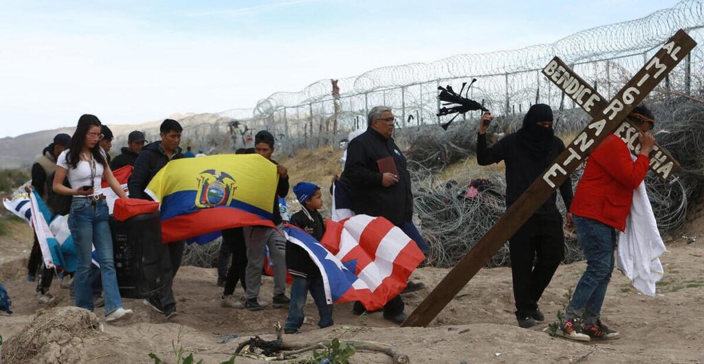 Migrantes realizan viacrucis en el río Bravo para exigir fin de las políticas que los afectan