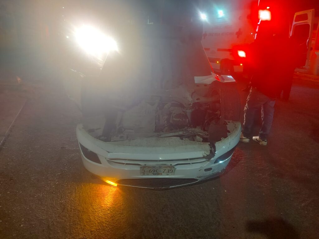 Se le atravesó un poste y chocó para luego volcar