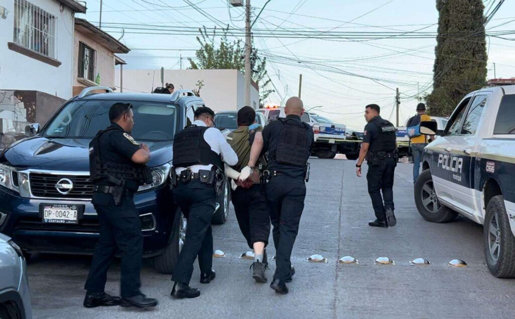 Amenazaba con quitarse la vida en el techo de una vivienda; familiares lo querían anexar
