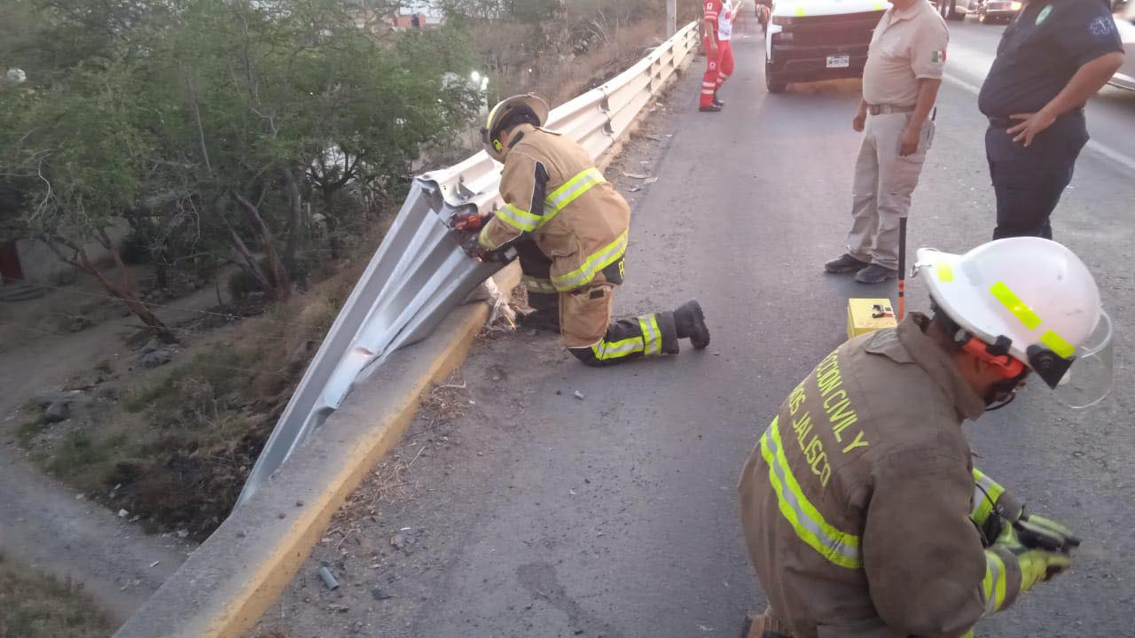 Vehículo cae de una altura de seis metros y ¡no hubo lesionados! | Notigram