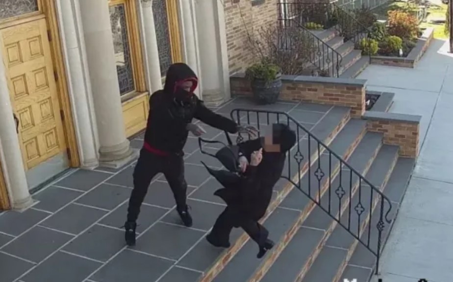 Abuelita es empujada por las escaleras y robada frente a una iglesia