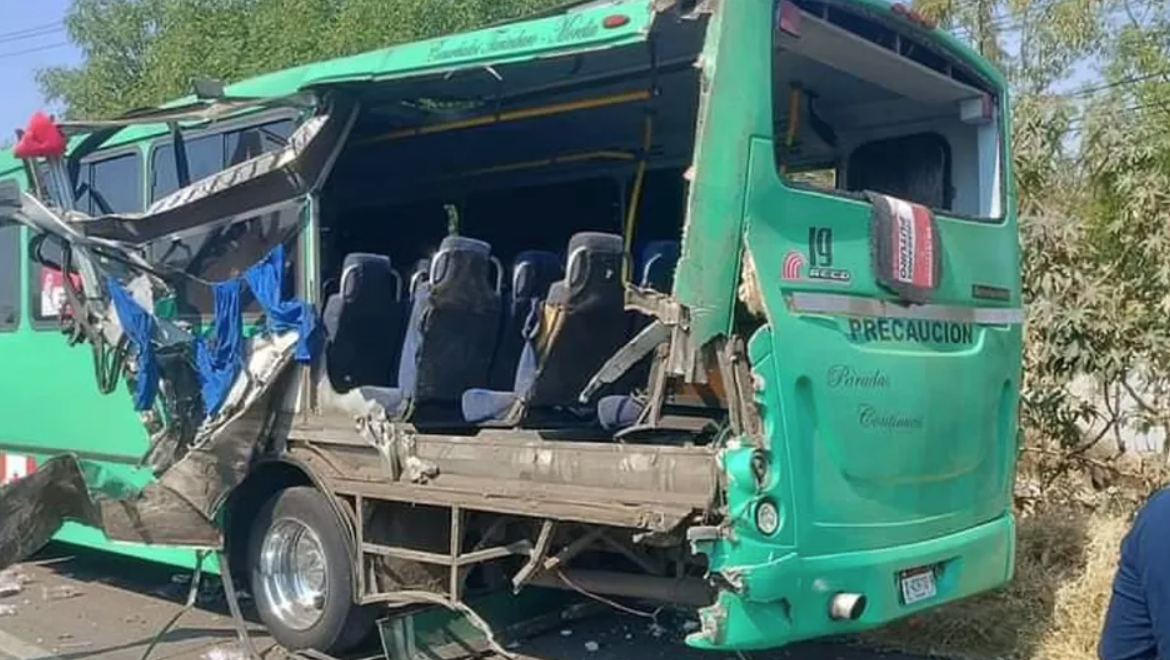 Camión arranca lateral de autobús en la carretera Morelia-Salamanca