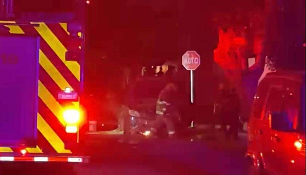 Encuentran dos cuerpos en la cajuela de vehículo en llamas