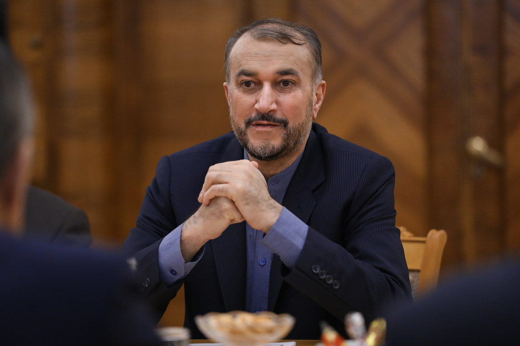 Canciller de Irán acusa a EU de aprobar bombardeo israelí a consulado