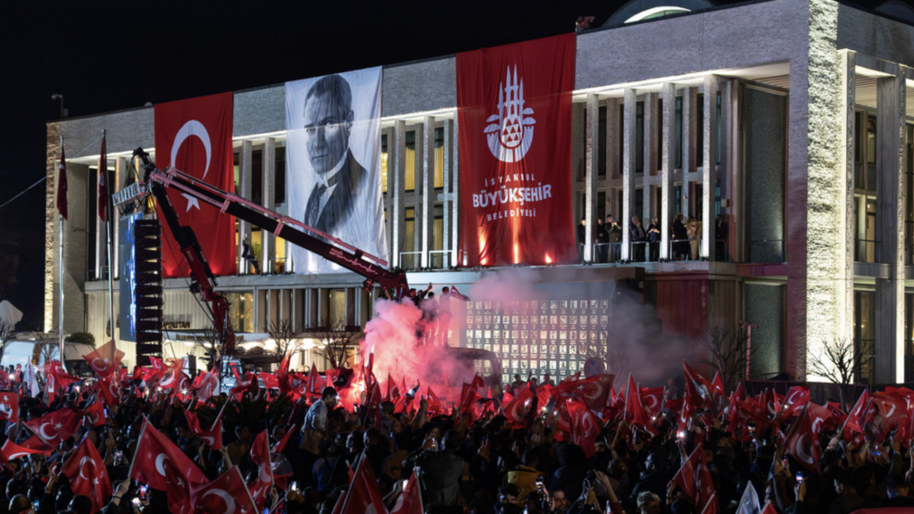 Tragedia en Turquía: fallecimiento de un político en un derrumbe durante celebración electoral