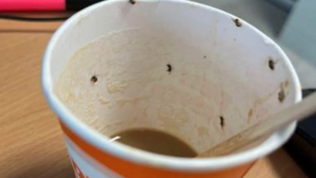 Mujer de 21 años lucha por su vida tras consumir café contaminado con insectos