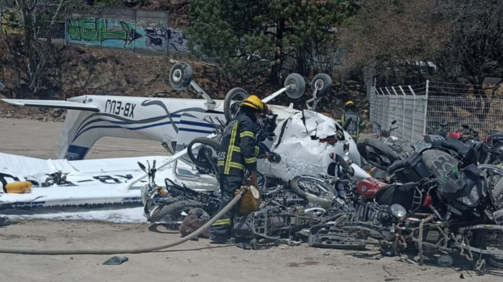 Atizapán: una avioneta se desploma al intentar despegar, resultando en tres heridos