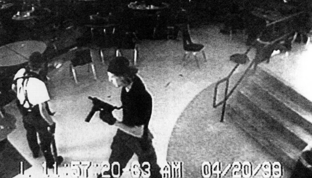 Biden conmemora el aniversario de la tragedia de Columbine, 25 años después del tiroteo