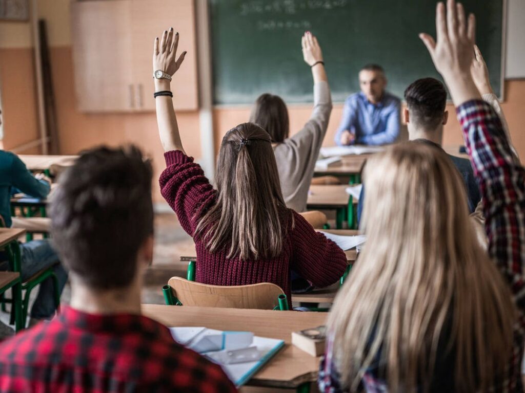 ¡Como en Japón! Director propone que alumnos pasen 12 horas al día en la escuela
