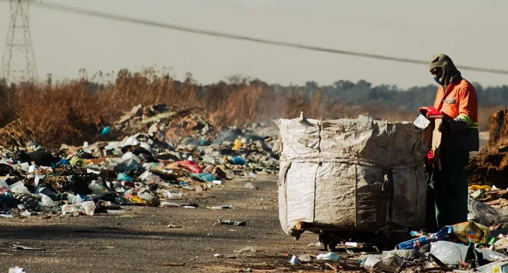 Encuentra miles de dólares en la basura y los regresa a su dueña