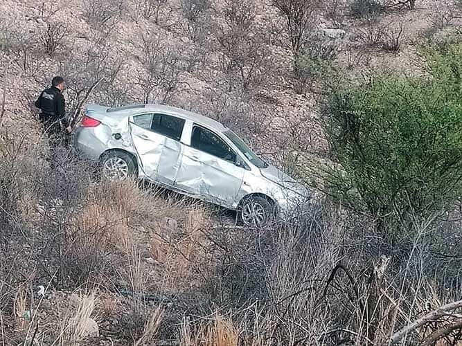 Hermanos parralenses se accidentan en la carretera a Durango; cayeron a un barranco