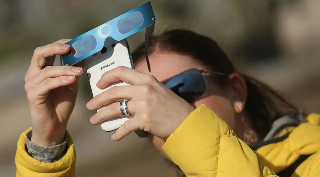Cómo capturar una imagen del eclipse solar SIN DAÑAR la cámara de tu móvil