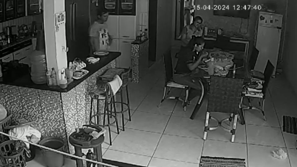 Un hombre ataca a su esposa a puñaladas y la golpea delante de sus hijos