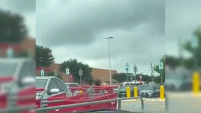 Madre distraída deja a su hijo en el carrito del supermercado en el estacionamiento