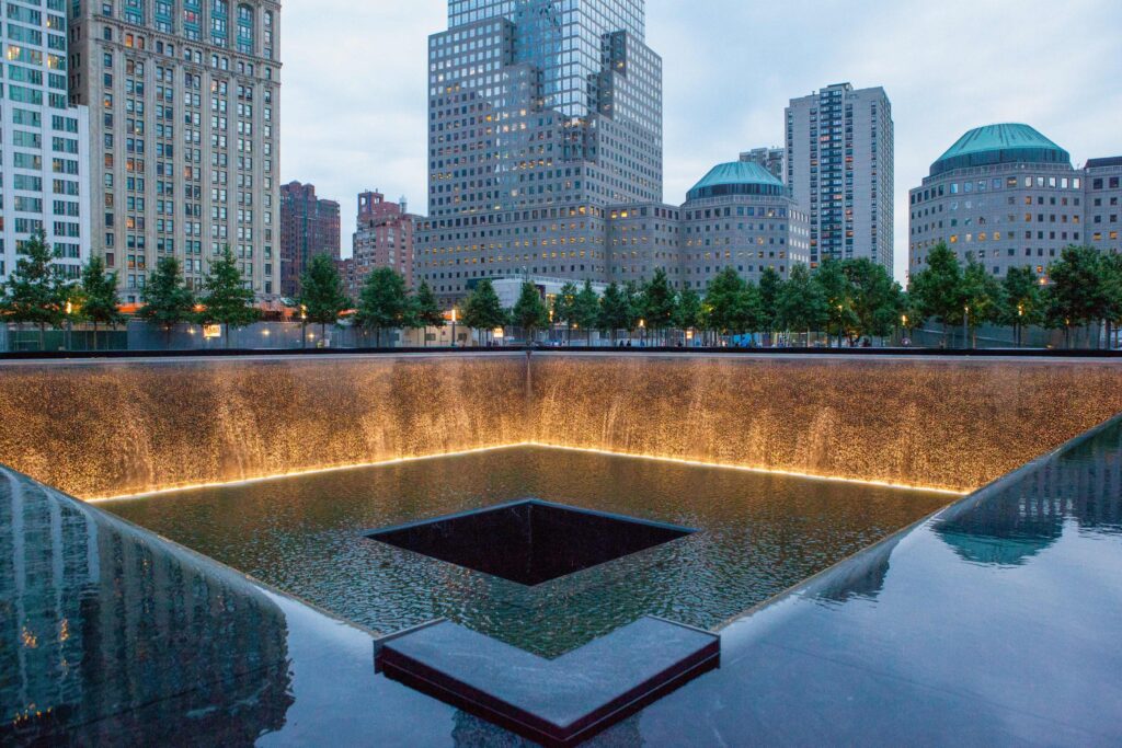 Un hombre se arroja desde el Memorial del 9/11 en Nueva York y logra sobrevivir