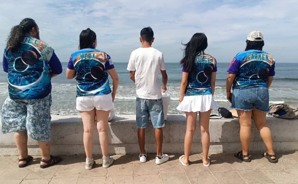 Miles llegan a las playas de Mazatlán para presenciar el eclipse total de Sol