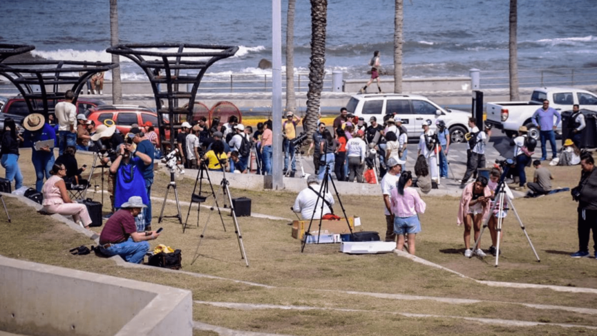 Miles de personas llegan a Mazatlán para presenciar el eclipse total de Sol