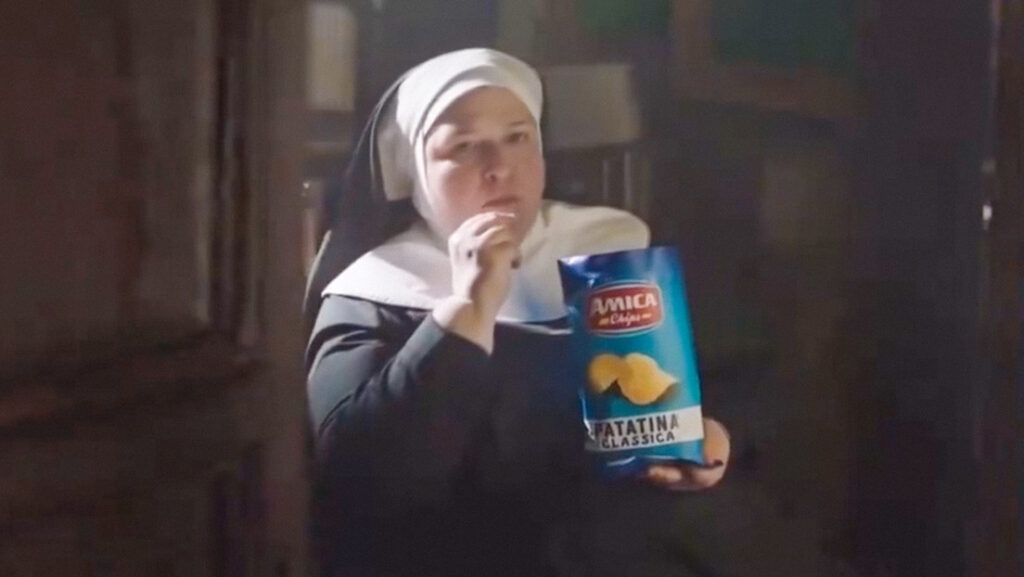 Católicos italianos critican un anuncio que muestra a unas monjas consumiendo papas fritas durante la comunión