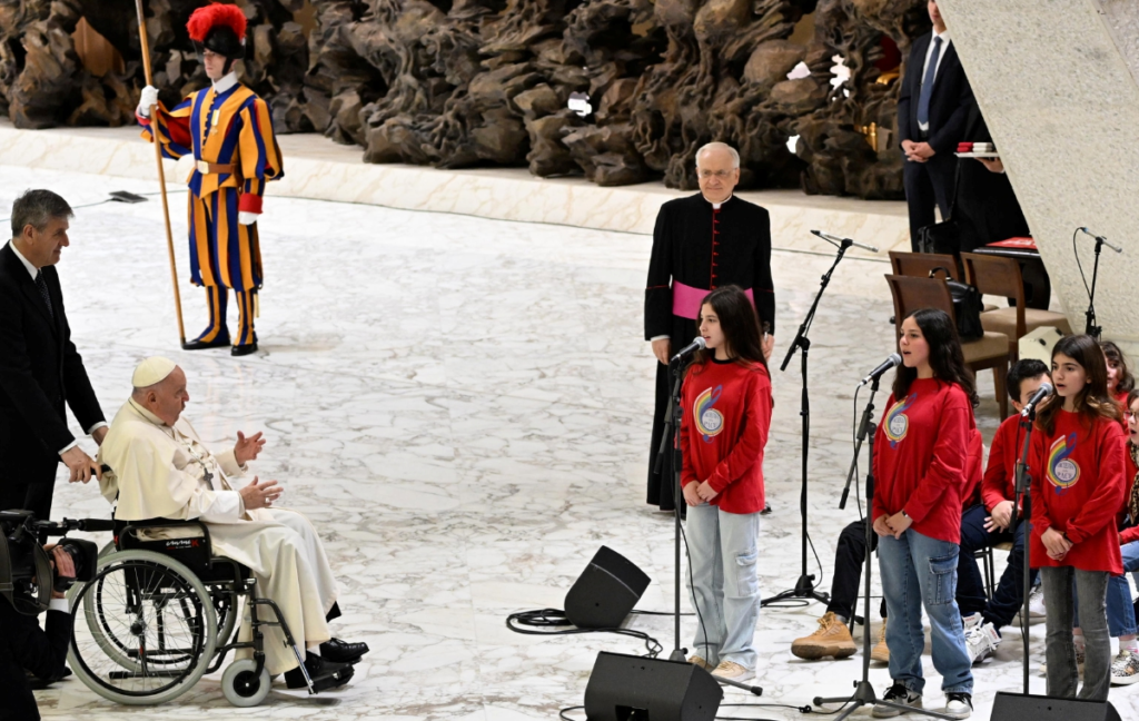 Papa Francisco invita a los niños a 'no perder tiempo en redes sociales'