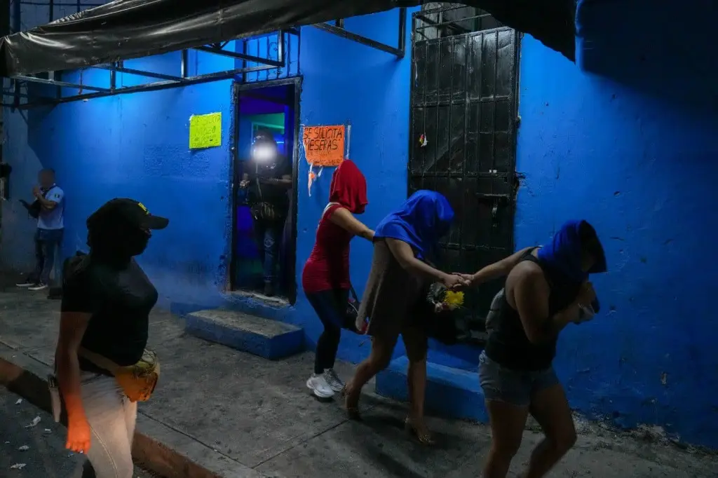 Rescatan a 27 mujeres víctimas de trata en un bar de Cancún